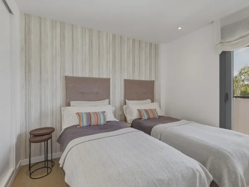 Set within one of the two newest blocks in La Hacienda del Señorío de Cifuentes, this middle-floor, corner apartment offers an exceptional combination of privacy, light, and truly outstanding views.