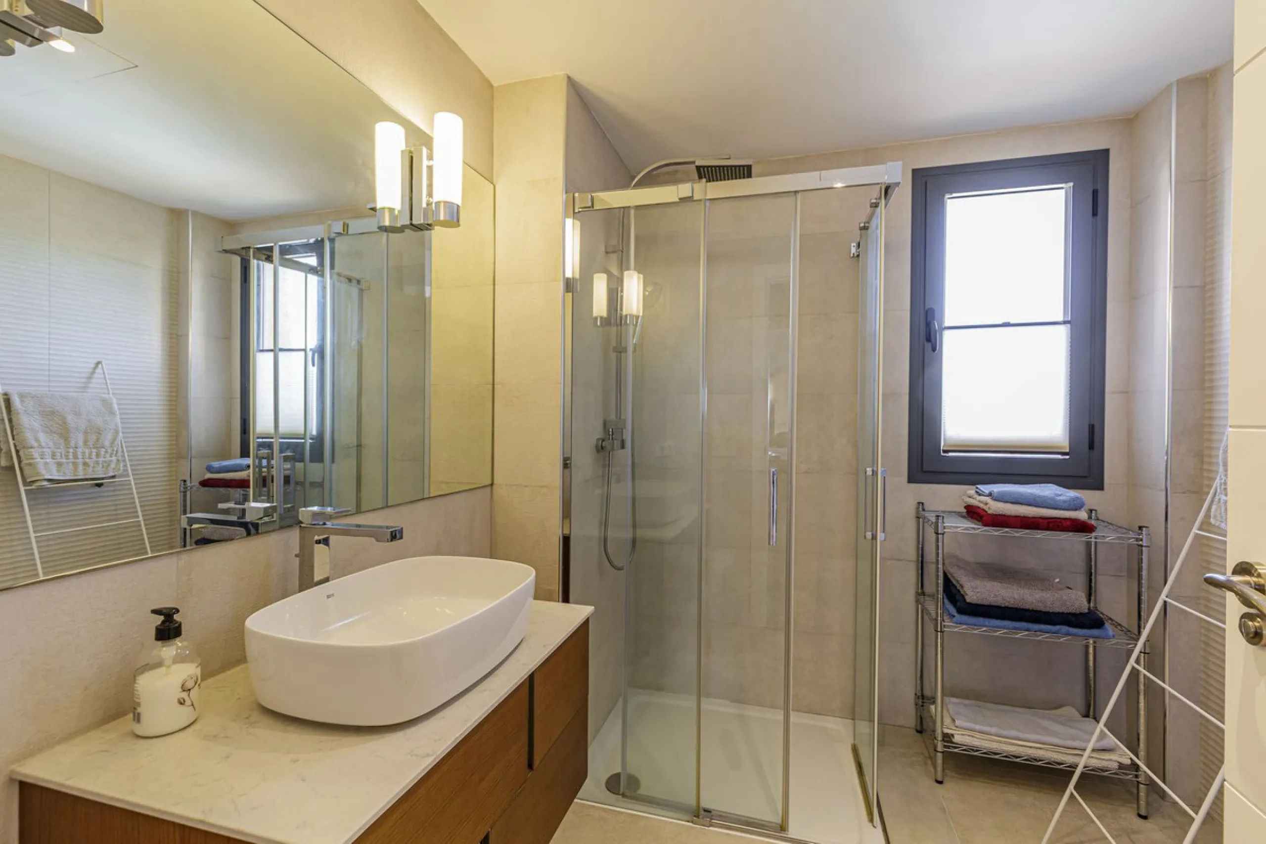 Set within one of the two newest blocks in La Hacienda del Señorío de Cifuentes, this middle-floor, corner apartment offers an exceptional combination of privacy, light, and truly outstanding views.
