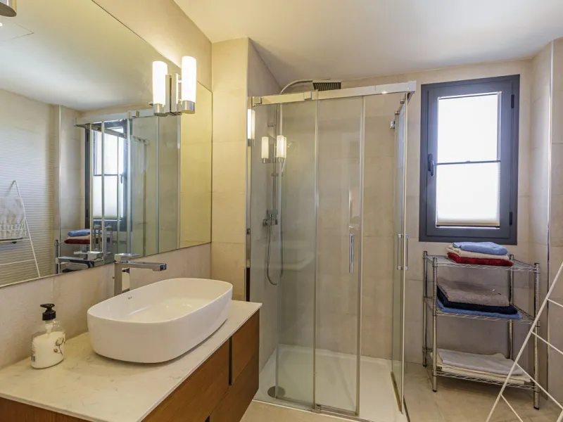 Set within one of the two newest blocks in La Hacienda del Señorío de Cifuentes, this middle-floor, corner apartment offers an exceptional combination of privacy, light, and truly outstanding views.