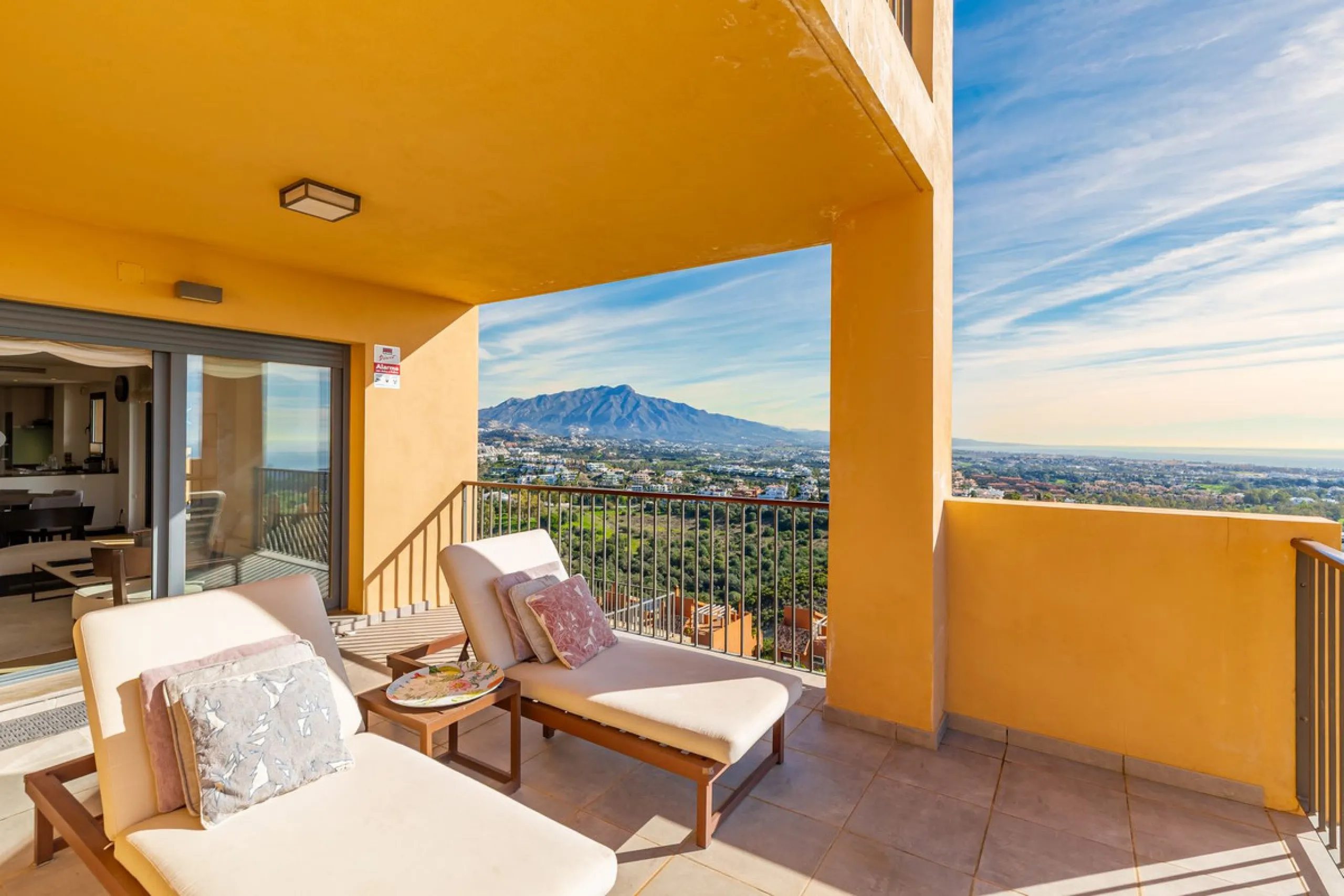 Set within one of the two newest blocks in La Hacienda del Señorío de Cifuentes, this middle-floor, corner apartment offers an exceptional combination of privacy, light, and truly outstanding views.