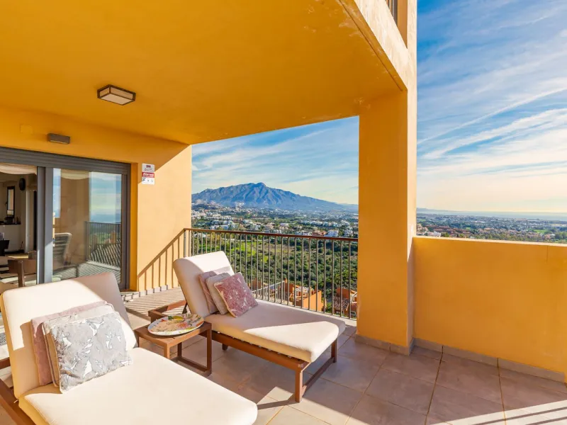 Set within one of the two newest blocks in La Hacienda del Señorío de Cifuentes, this middle-floor, corner apartment offers an exceptional combination of privacy, light, and truly outstanding views.