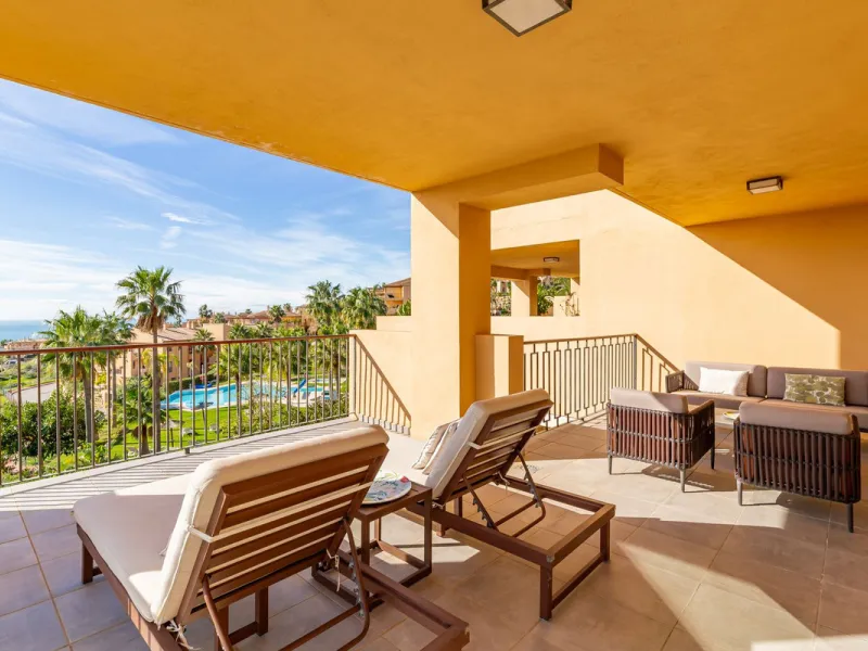 Set within one of the two newest blocks in La Hacienda del Señorío de Cifuentes, this middle-floor, corner apartment offers an exceptional combination of privacy, light, and truly outstanding views.
