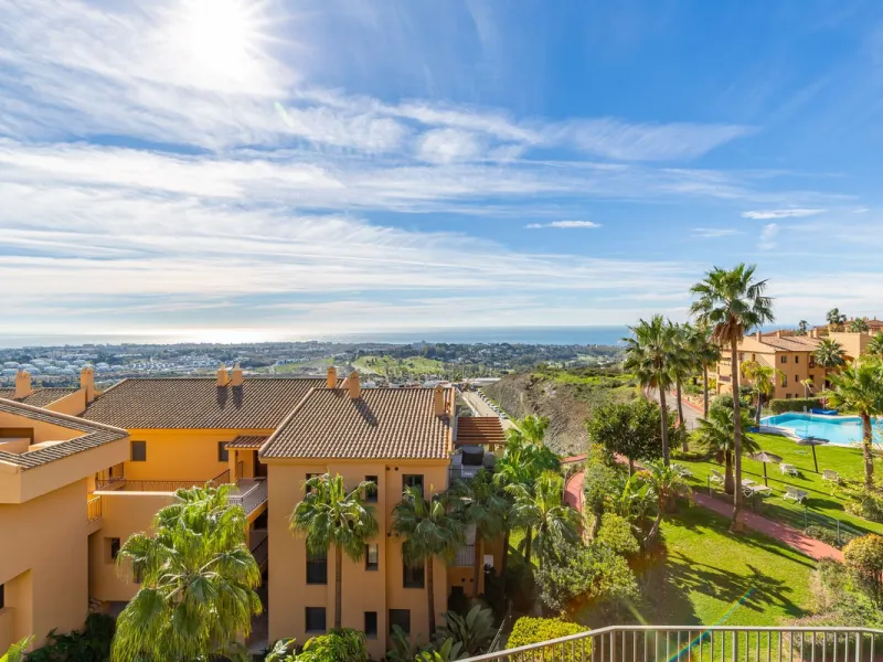 Set within one of the two newest blocks in La Hacienda del Señorío de Cifuentes, this middle-floor, corner apartment offers an exceptional combination of privacy, light, and truly outstanding views.