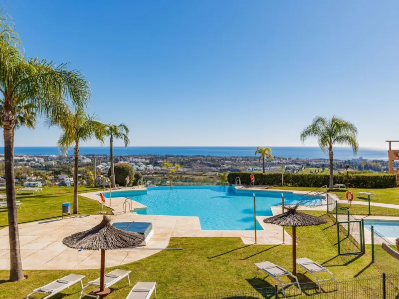 Set within one of the two newest blocks in La Hacienda del Señorío de Cifuentes, this middle-floor, corner apartment offers an exceptional combination of privacy, light, and truly outstanding views.