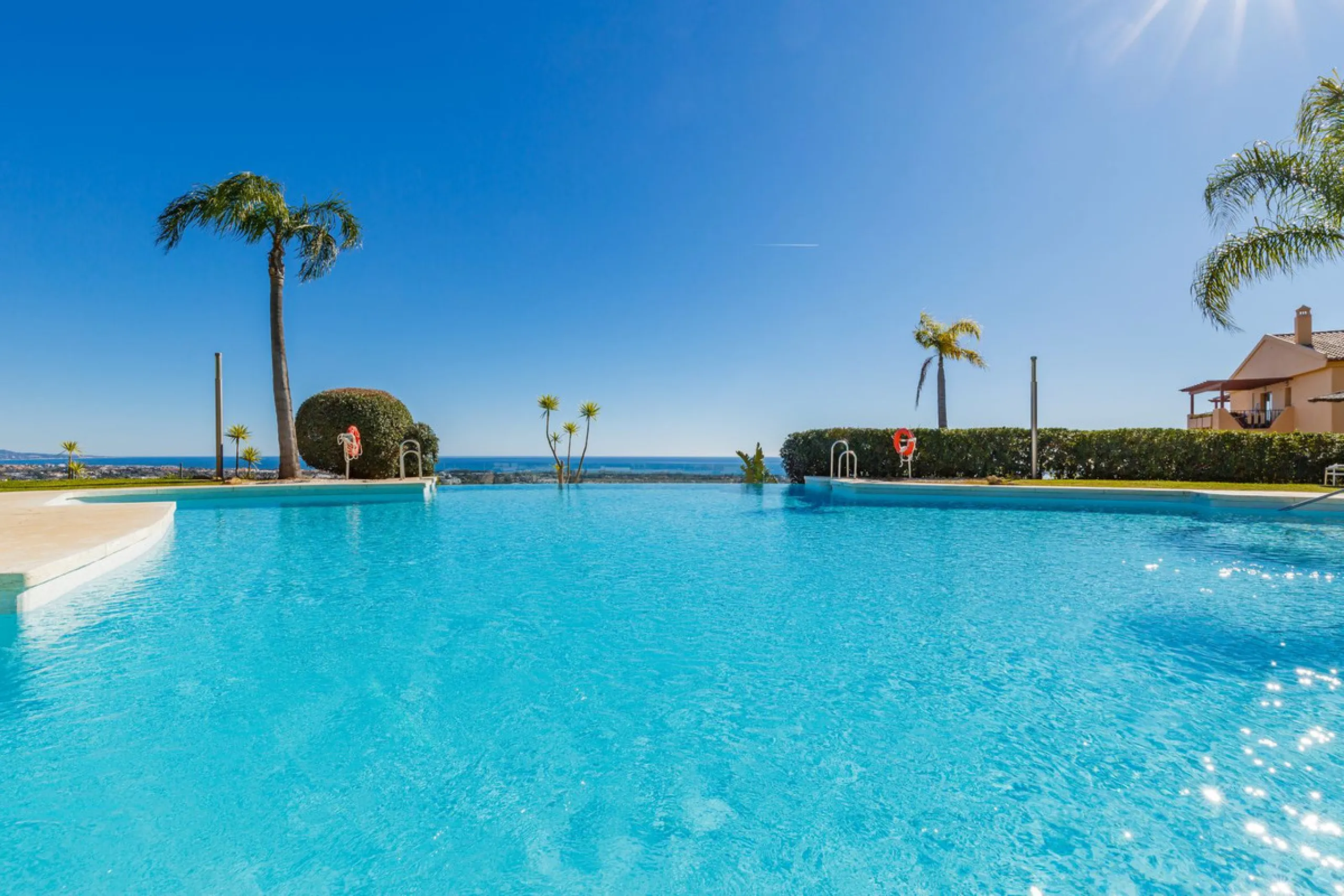 Set within one of the two newest blocks in La Hacienda del Señorío de Cifuentes, this middle-floor, corner apartment offers an exceptional combination of privacy, light, and truly outstanding views.