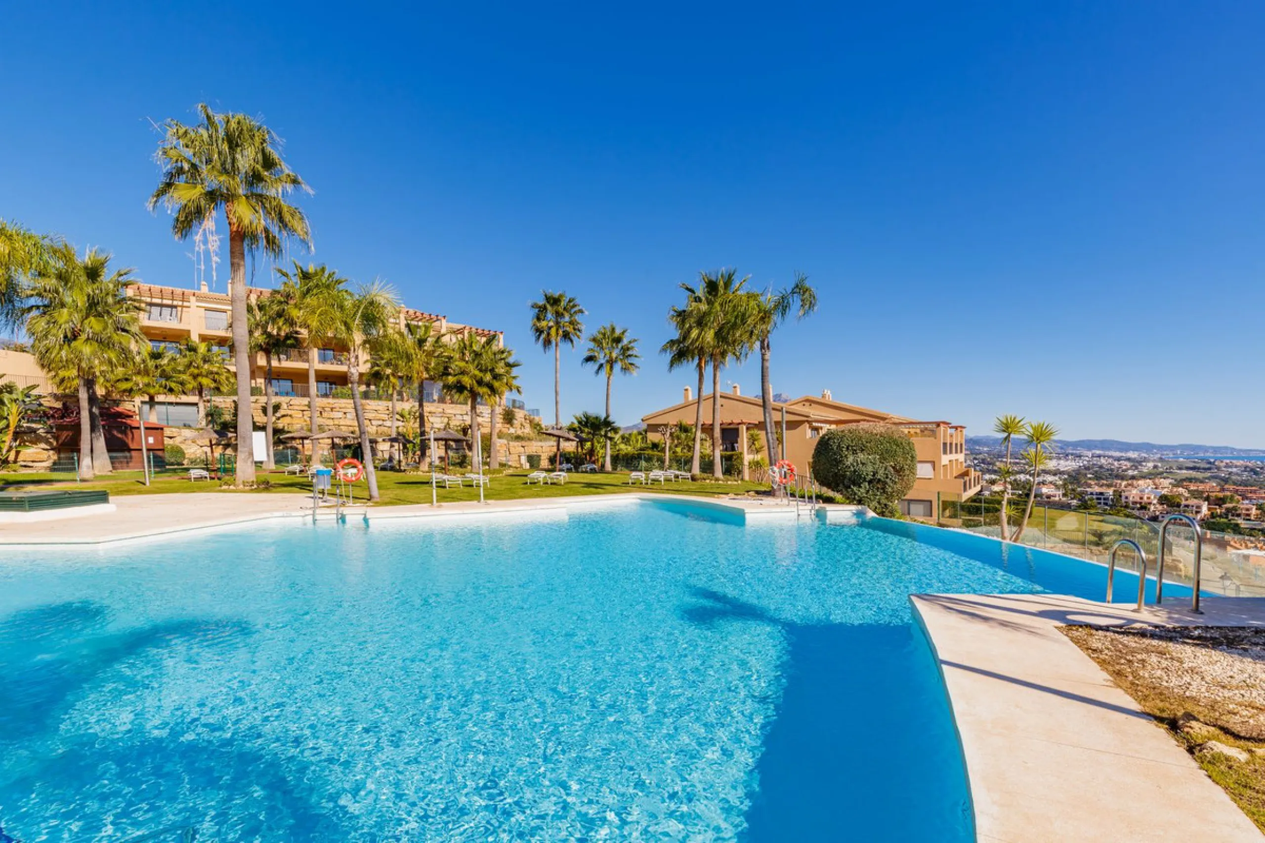 Set within one of the two newest blocks in La Hacienda del Señorío de Cifuentes, this middle-floor, corner apartment offers an exceptional combination of privacy, light, and truly outstanding views.