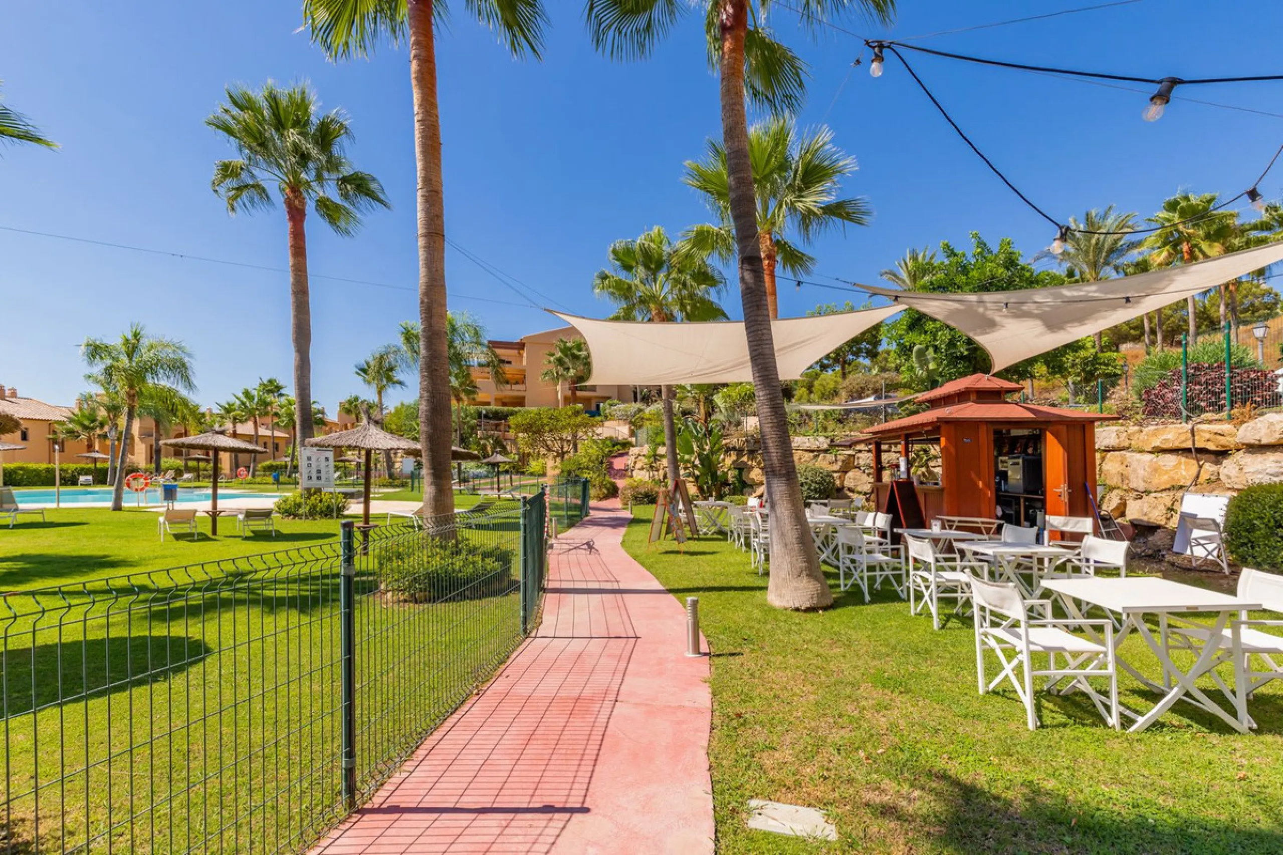 Set within one of the two newest blocks in La Hacienda del Señorío de Cifuentes, this middle-floor, corner apartment offers an exceptional combination of privacy, light, and truly outstanding views.