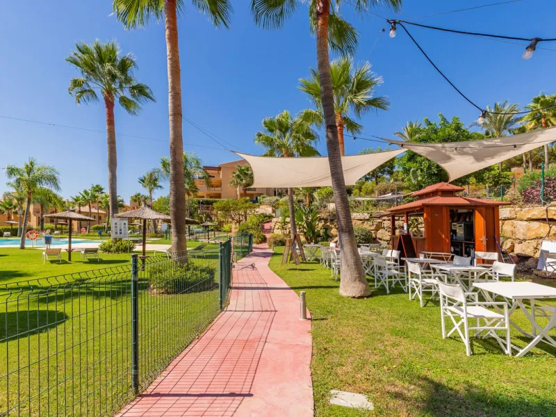 Set within one of the two newest blocks in La Hacienda del Señorío de Cifuentes, this middle-floor, corner apartment offers an exceptional combination of privacy, light, and truly outstanding views.