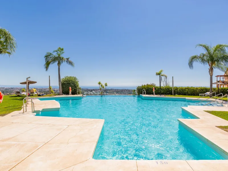 Set within one of the two newest blocks in La Hacienda del Señorío de Cifuentes, this middle-floor, corner apartment offers an exceptional combination of privacy, light, and truly outstanding views.