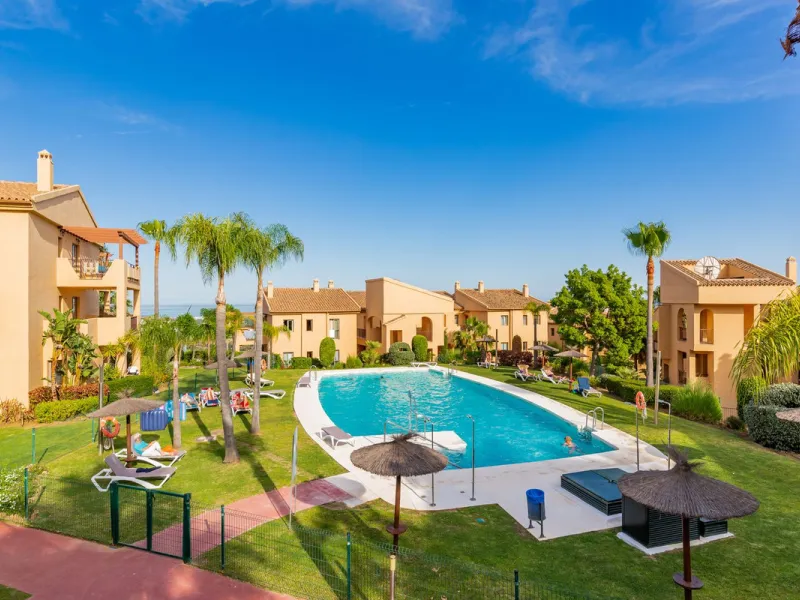 Set within one of the two newest blocks in La Hacienda del Señorío de Cifuentes, this middle-floor, corner apartment offers an exceptional combination of privacy, light, and truly outstanding views.