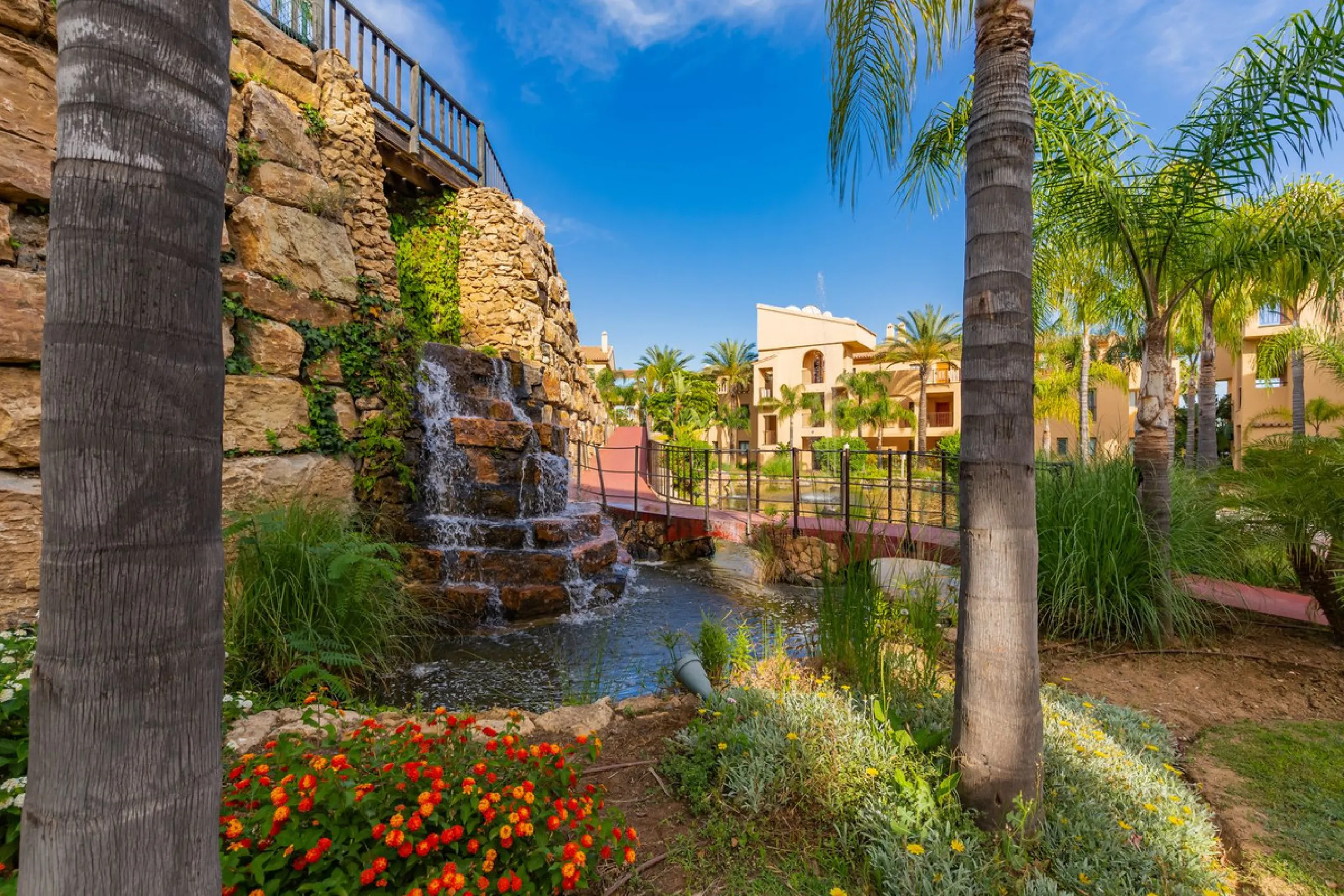 Set within one of the two newest blocks in La Hacienda del Señorío de Cifuentes, this middle-floor, corner apartment offers an exceptional combination of privacy, light, and truly outstanding views.