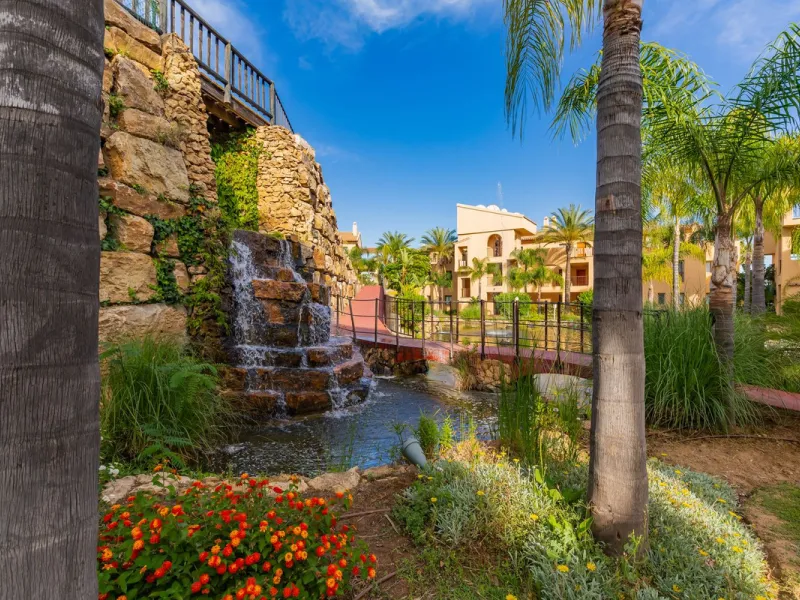 Set within one of the two newest blocks in La Hacienda del Señorío de Cifuentes, this middle-floor, corner apartment offers an exceptional combination of privacy, light, and truly outstanding views.