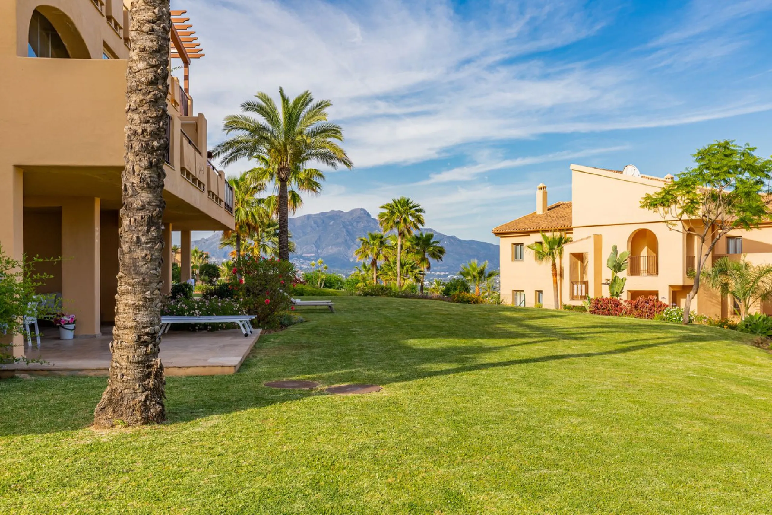 Set within one of the two newest blocks in La Hacienda del Señorío de Cifuentes, this middle-floor, corner apartment offers an exceptional combination of privacy, light, and truly outstanding views.
