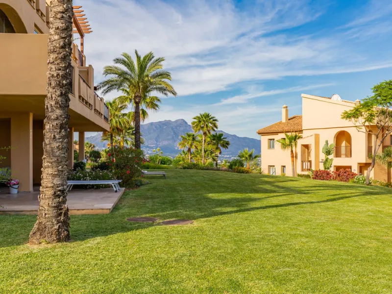 Set within one of the two newest blocks in La Hacienda del Señorío de Cifuentes, this middle-floor, corner apartment offers an exceptional combination of privacy, light, and truly outstanding views.