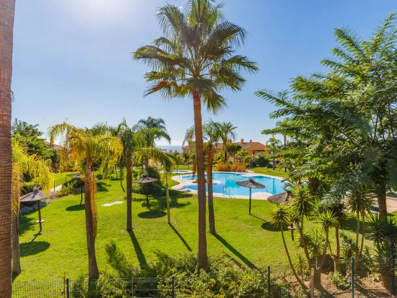 Set within one of the two newest blocks in La Hacienda del Señorío de Cifuentes, this middle-floor, corner apartment offers an exceptional combination of privacy, light, and truly outstanding views.