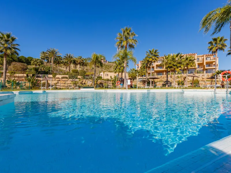 Set within one of the two newest blocks in La Hacienda del Señorío de Cifuentes, this middle-floor, corner apartment offers an exceptional combination of privacy, light, and truly outstanding views.