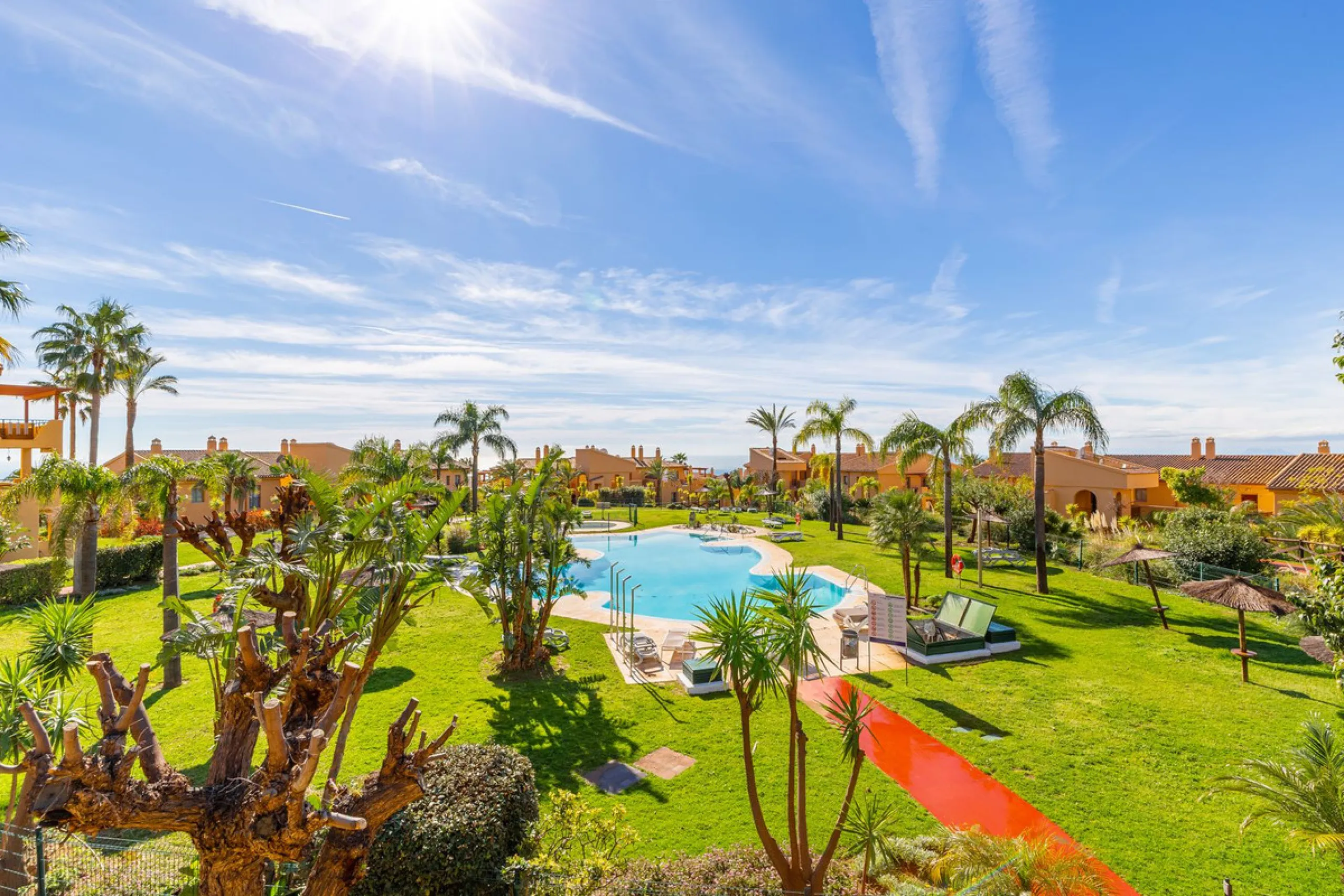 Set within one of the two newest blocks in La Hacienda del Señorío de Cifuentes, this middle-floor, corner apartment offers an exceptional combination of privacy, light, and truly outstanding views.