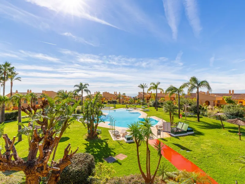 Set within one of the two newest blocks in La Hacienda del Señorío de Cifuentes, this middle-floor, corner apartment offers an exceptional combination of privacy, light, and truly outstanding views.
