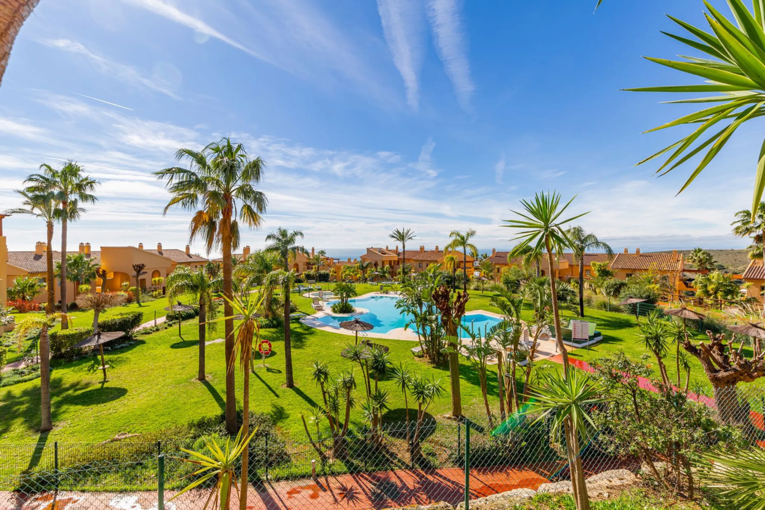 Set within one of the two newest blocks in La Hacienda del Señorío de Cifuentes, this middle-floor, corner apartment offers an exceptional combination of privacy, light, and truly outstanding views.