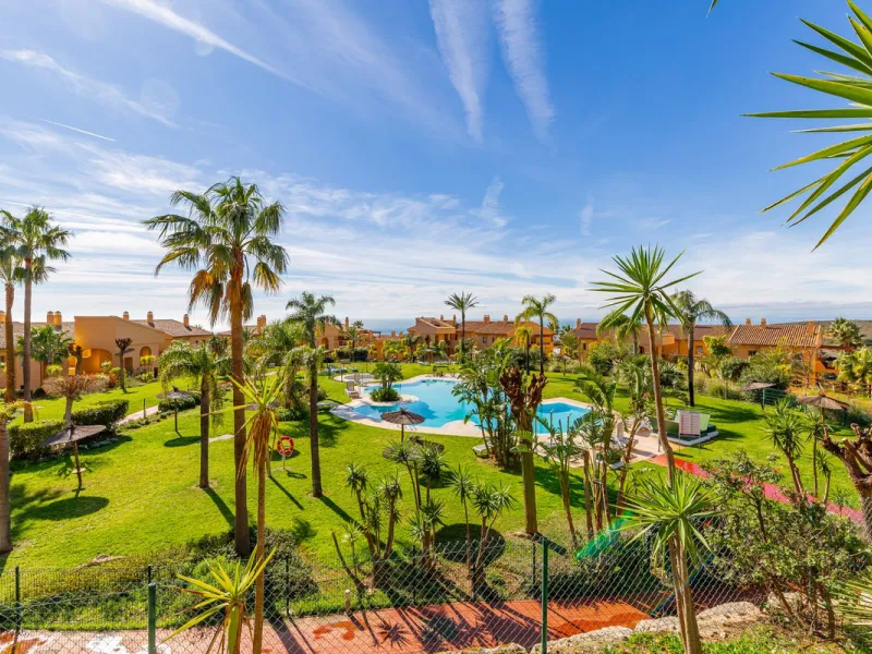 Set within one of the two newest blocks in La Hacienda del Señorío de Cifuentes, this middle-floor, corner apartment offers an exceptional combination of privacy, light, and truly outstanding views.