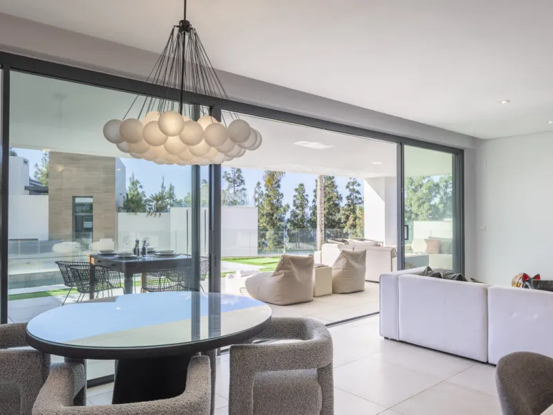 Nestled within a secure and serene gated community in Artola Alta, this sophisticated south-facing corner duplex offers an exceptional lifestyle just minutes from Marbella's finest beaches. The residence enjoys access to resort-style amenities including t
