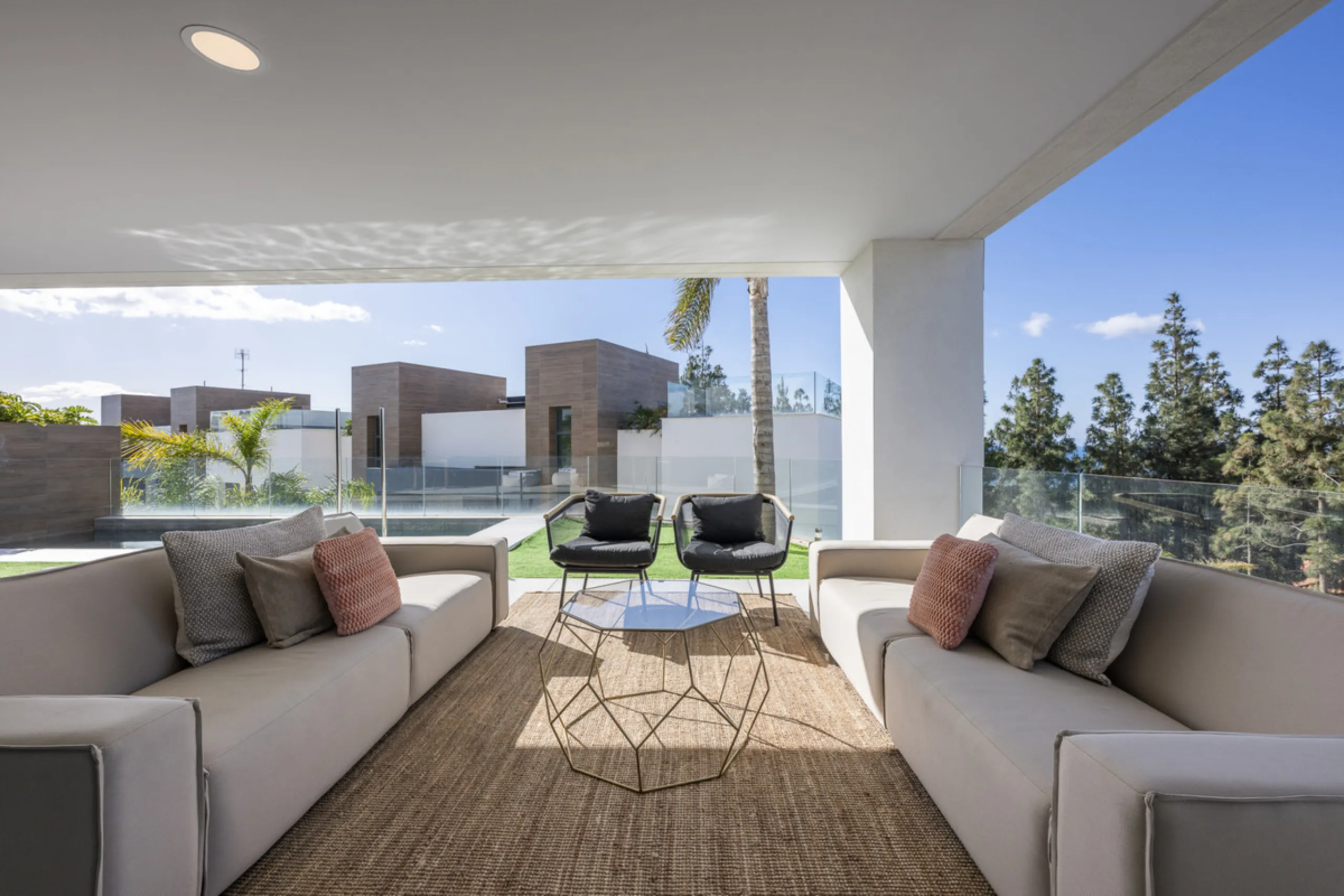 Apartment - Duplex в продаже в Marbella, Málaga. В доме 3 спален и 2 ванных комнат. Площадь дома 174 м²