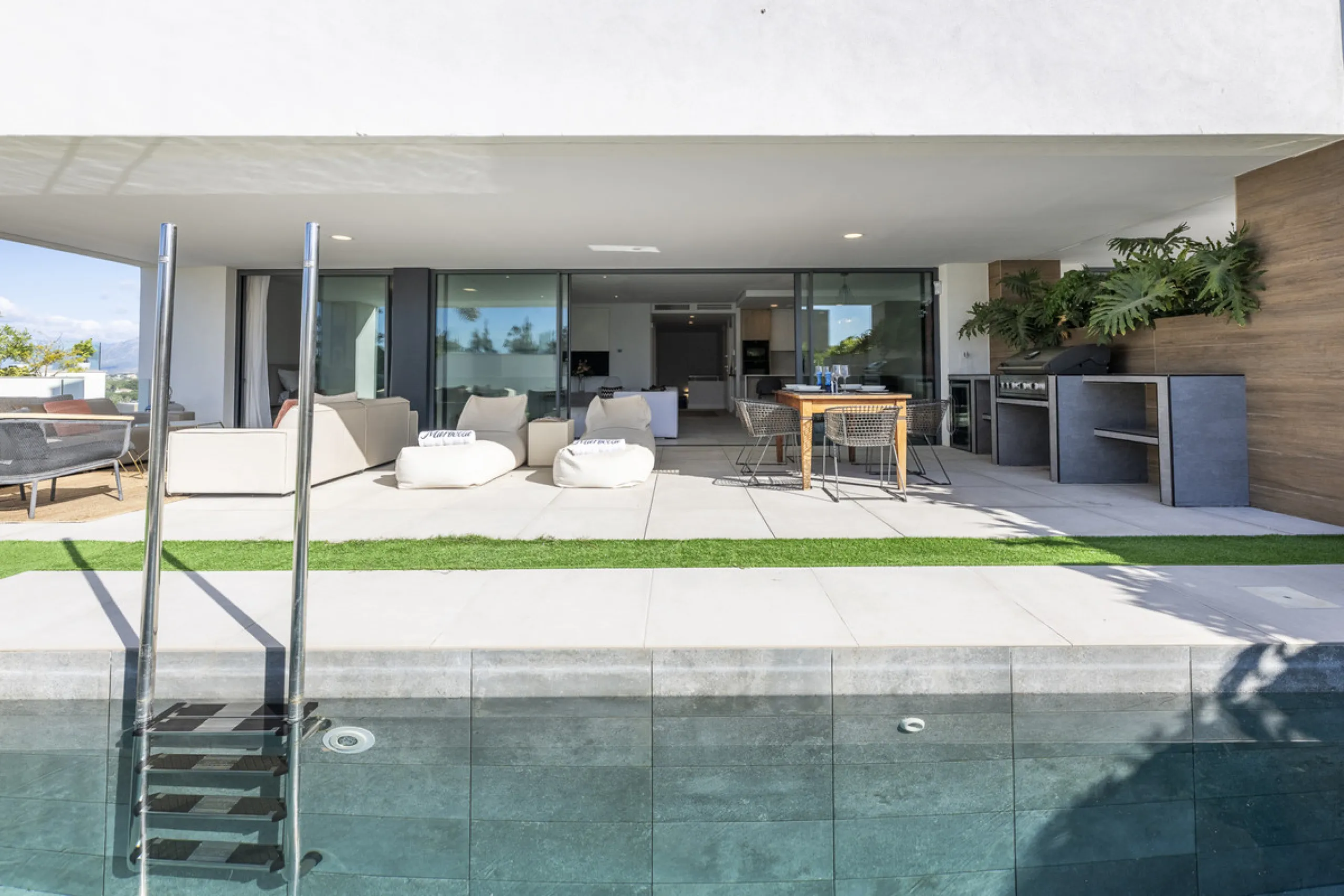 Apartment - Duplex в продаже в Marbella, Málaga. В доме 3 спален и 2 ванных комнат. Площадь дома 174 м²