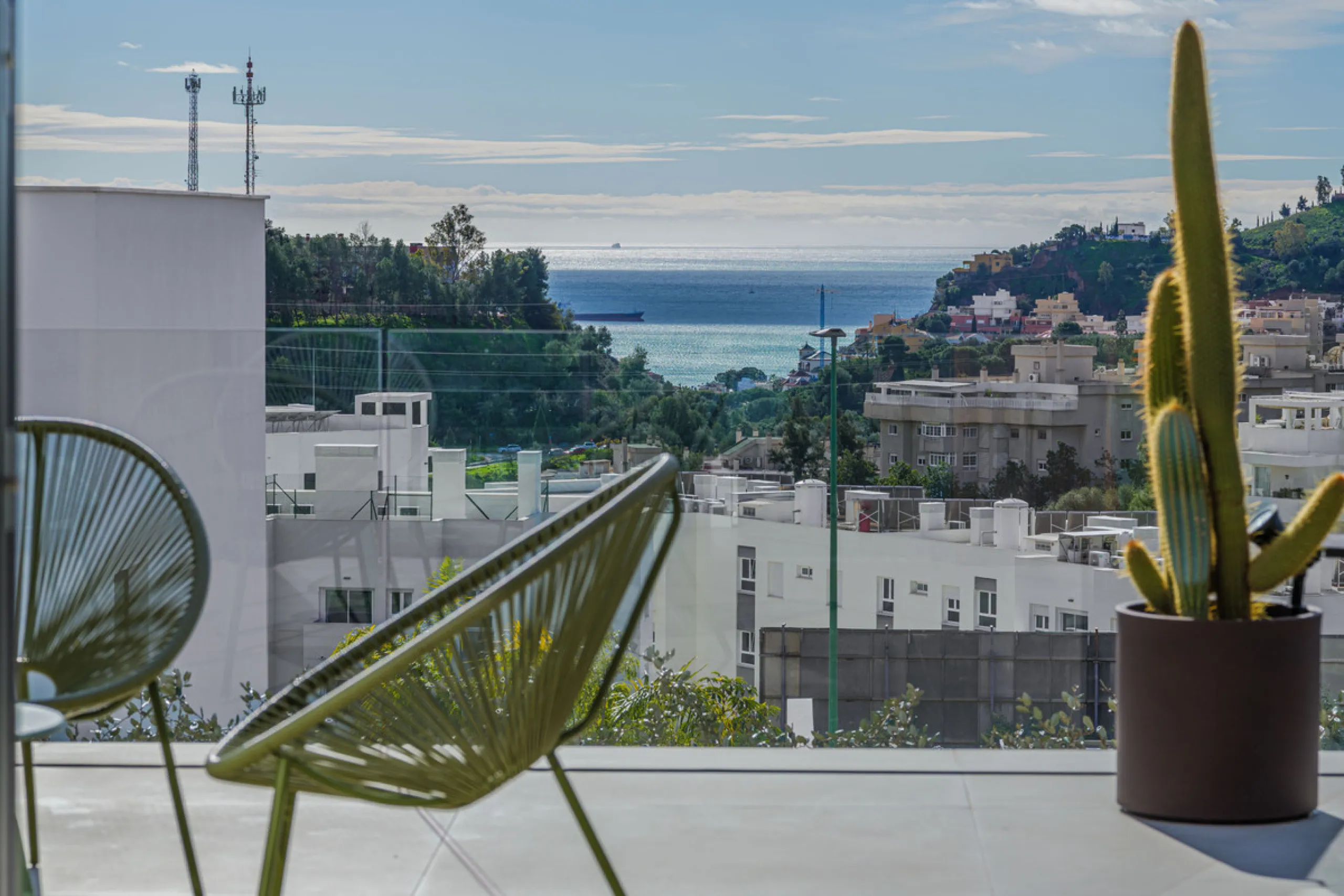 Spectacular contemporary design villa located in East Malaga, boasting sea and mountain views. Built in 2023, it stands out for its modern architecture with clean lines and a carefully planned layout that maximizes natural light. South-facing, it sits on 