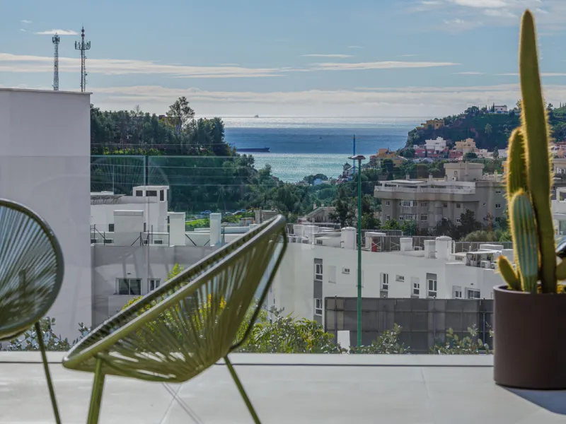 Spectacular contemporary design villa located in East Malaga, boasting sea and mountain views. Built in 2023, it stands out for its modern architecture with clean lines and a carefully planned layout that maximizes natural light. South-facing, it sits on 
