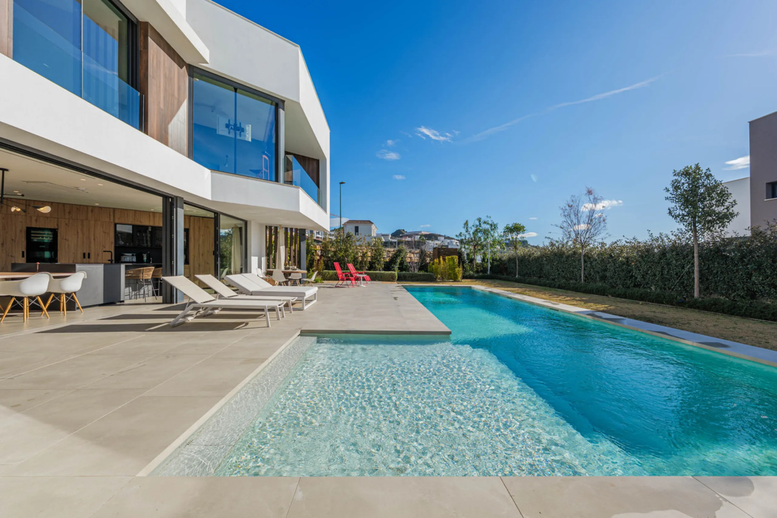 Spectacular contemporary design villa located in East Malaga, boasting sea and mountain views. Built in 2023, it stands out for its modern architecture with clean lines and a carefully planned layout that maximizes natural light. South-facing, it sits on 