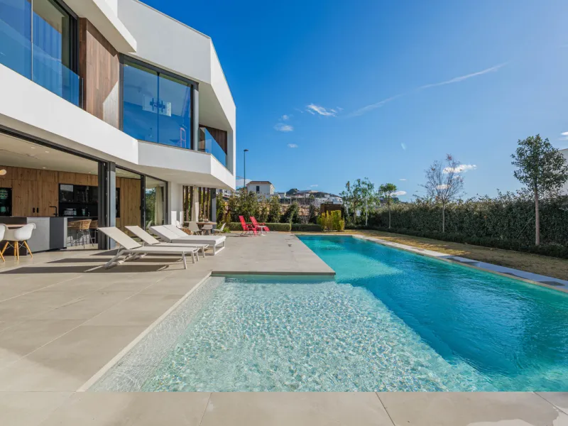 Spectacular contemporary design villa located in East Malaga, boasting sea and mountain views. Built in 2023, it stands out for its modern architecture with clean lines and a carefully planned layout that maximizes natural light. South-facing, it sits on 