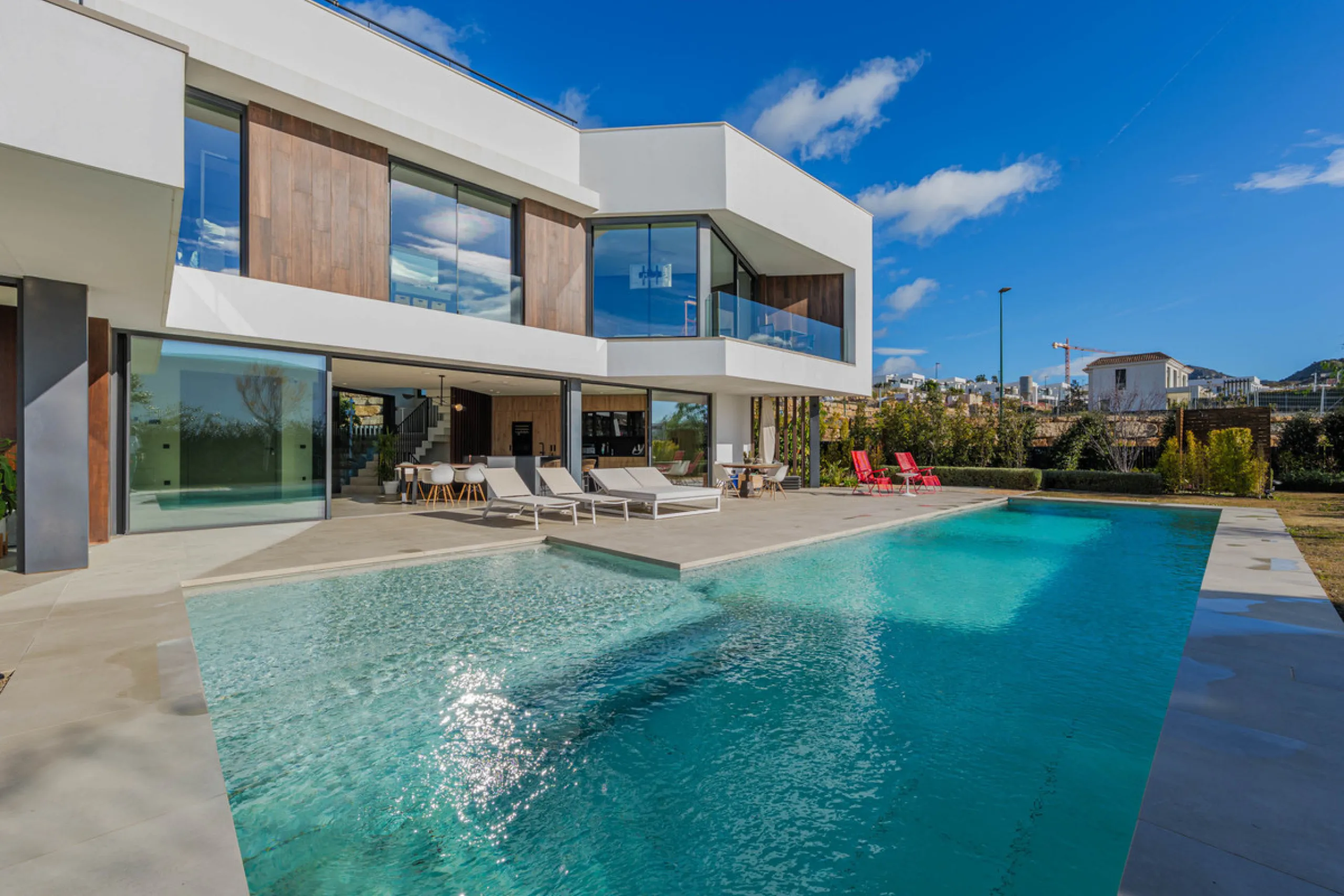 Spectacular contemporary design villa located in East Malaga, boasting sea and mountain views. Built in 2023, it stands out for its modern architecture with clean lines and a carefully planned layout that maximizes natural light. South-facing, it sits on 