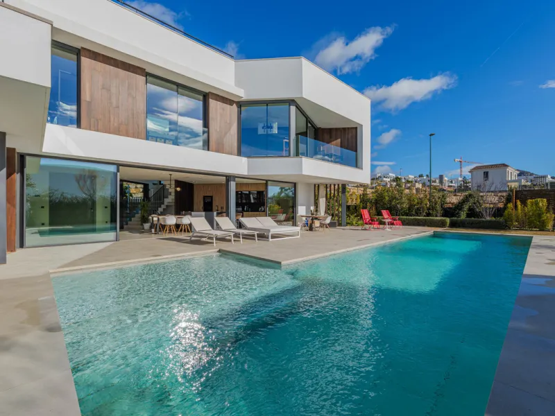 Spectacular contemporary design villa located in East Malaga, boasting sea and mountain views. Built in 2023, it stands out for its modern architecture with clean lines and a carefully planned layout that maximizes natural light. South-facing, it sits on 