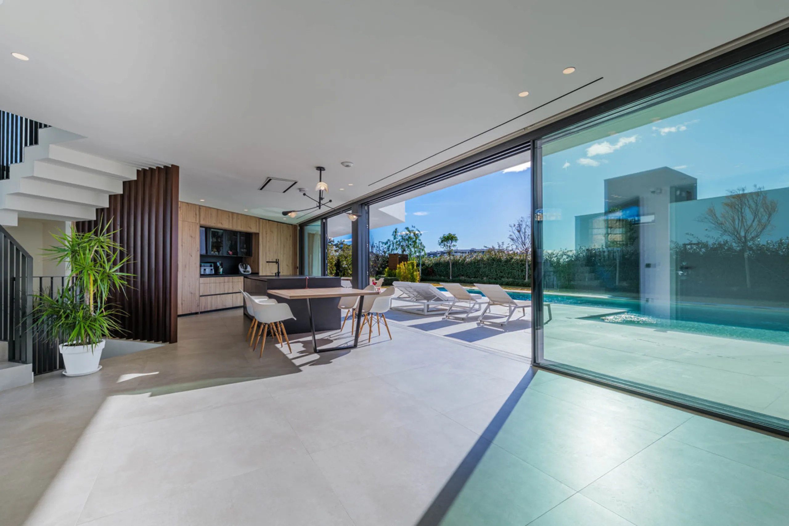 Spectacular contemporary design villa located in East Malaga, boasting sea and mountain views. Built in 2023, it stands out for its modern architecture with clean lines and a carefully planned layout that maximizes natural light. South-facing, it sits on 