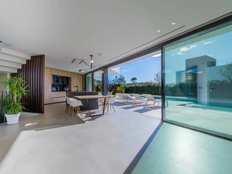 Spectacular contemporary design villa located in East Malaga, boasting sea and mountain views. Built in 2023, it stands out for its modern architecture with clean lines and a carefully planned layout that maximizes natural light. South-facing, it sits on 