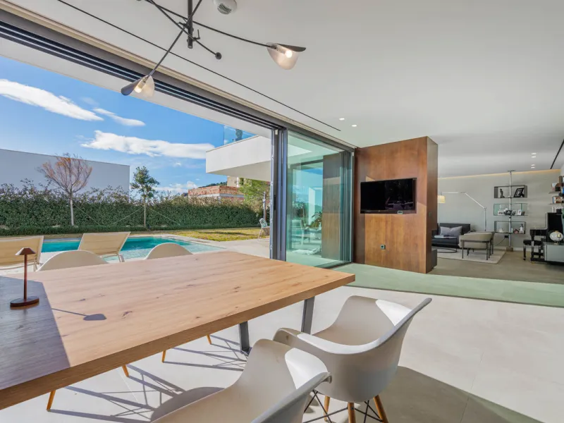 Spectacular contemporary design villa located in East Malaga, boasting sea and mountain views. Built in 2023, it stands out for its modern architecture with clean lines and a carefully planned layout that maximizes natural light. South-facing, it sits on 