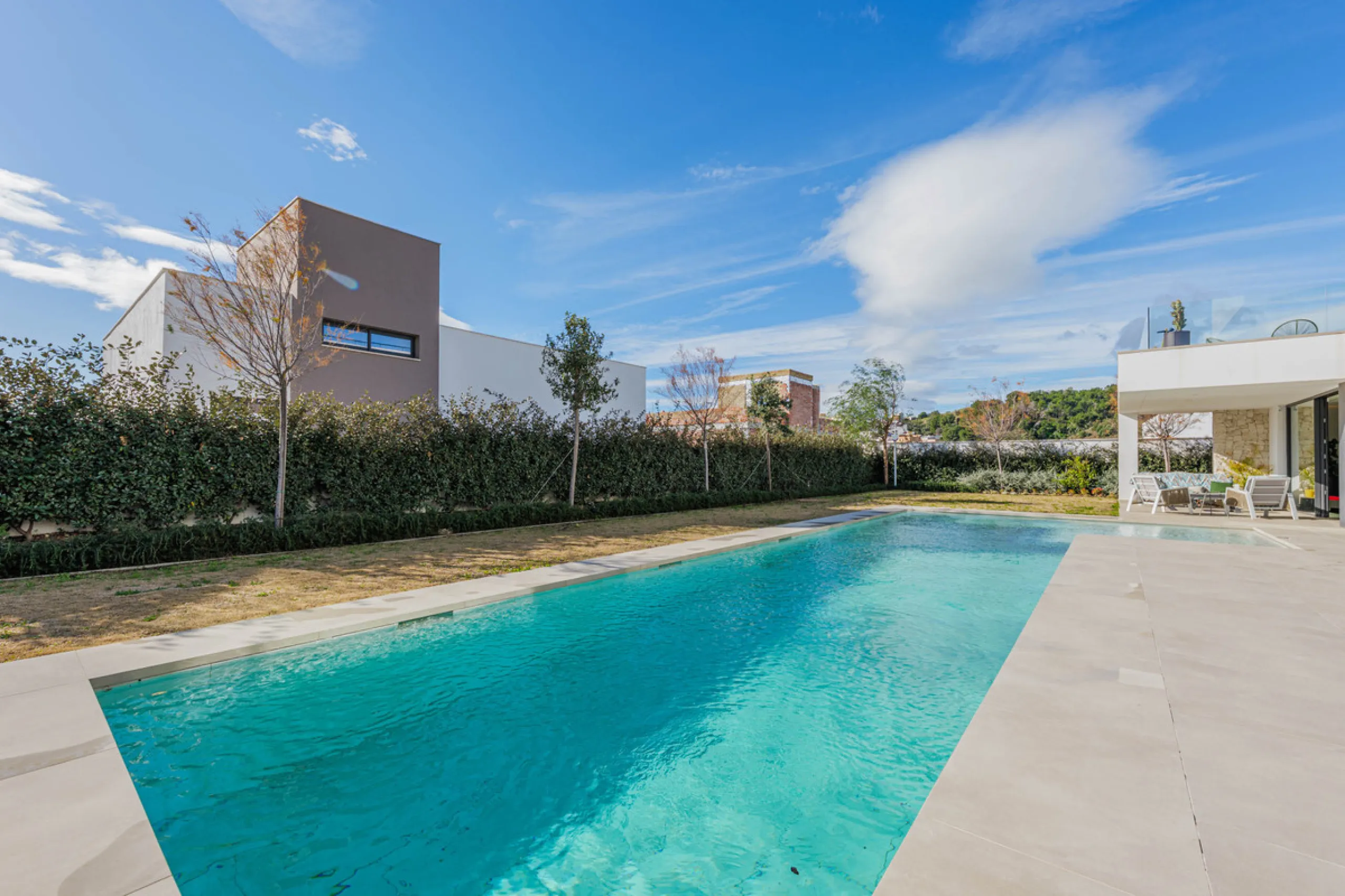 Spectacular contemporary design villa located in East Malaga, boasting sea and mountain views. Built in 2023, it stands out for its modern architecture with clean lines and a carefully planned layout that maximizes natural light. South-facing, it sits on 