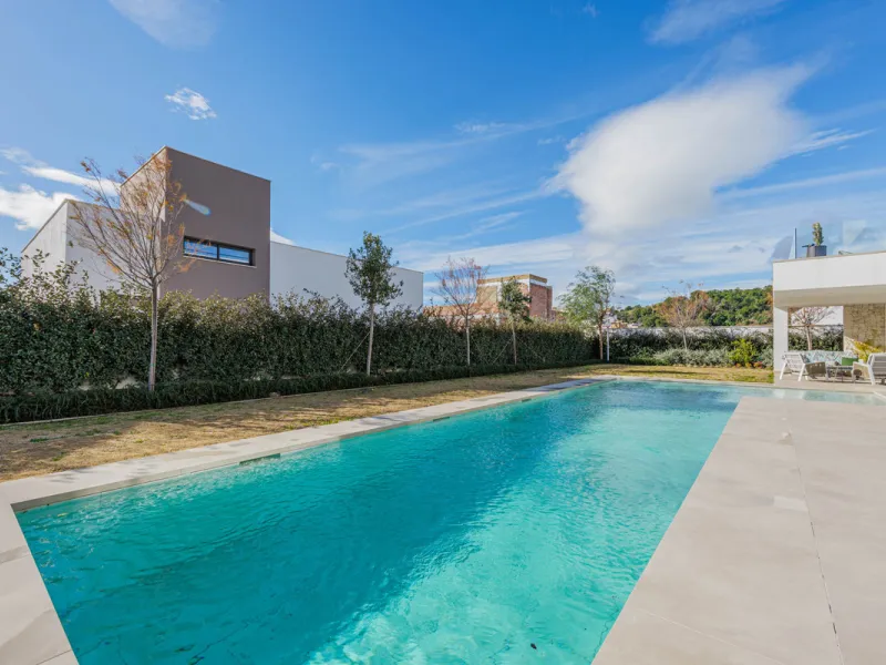 Spectacular contemporary design villa located in East Malaga, boasting sea and mountain views. Built in 2023, it stands out for its modern architecture with clean lines and a carefully planned layout that maximizes natural light. South-facing, it sits on 
