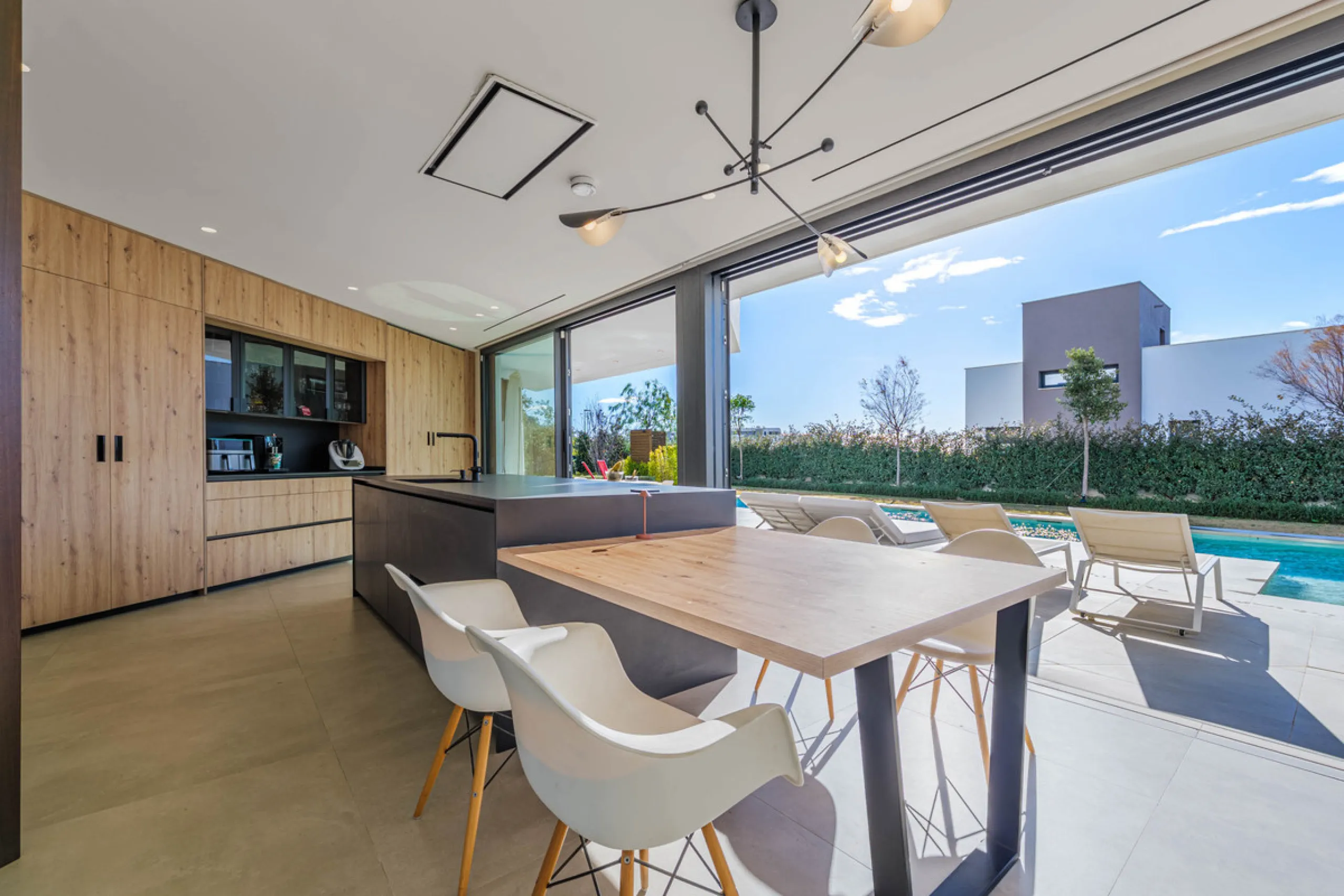 Spectacular contemporary design villa located in East Malaga, boasting sea and mountain views. Built in 2023, it stands out for its modern architecture with clean lines and a carefully planned layout that maximizes natural light. South-facing, it sits on 