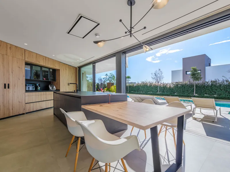 Spectacular contemporary design villa located in East Malaga, boasting sea and mountain views. Built in 2023, it stands out for its modern architecture with clean lines and a carefully planned layout that maximizes natural light. South-facing, it sits on 