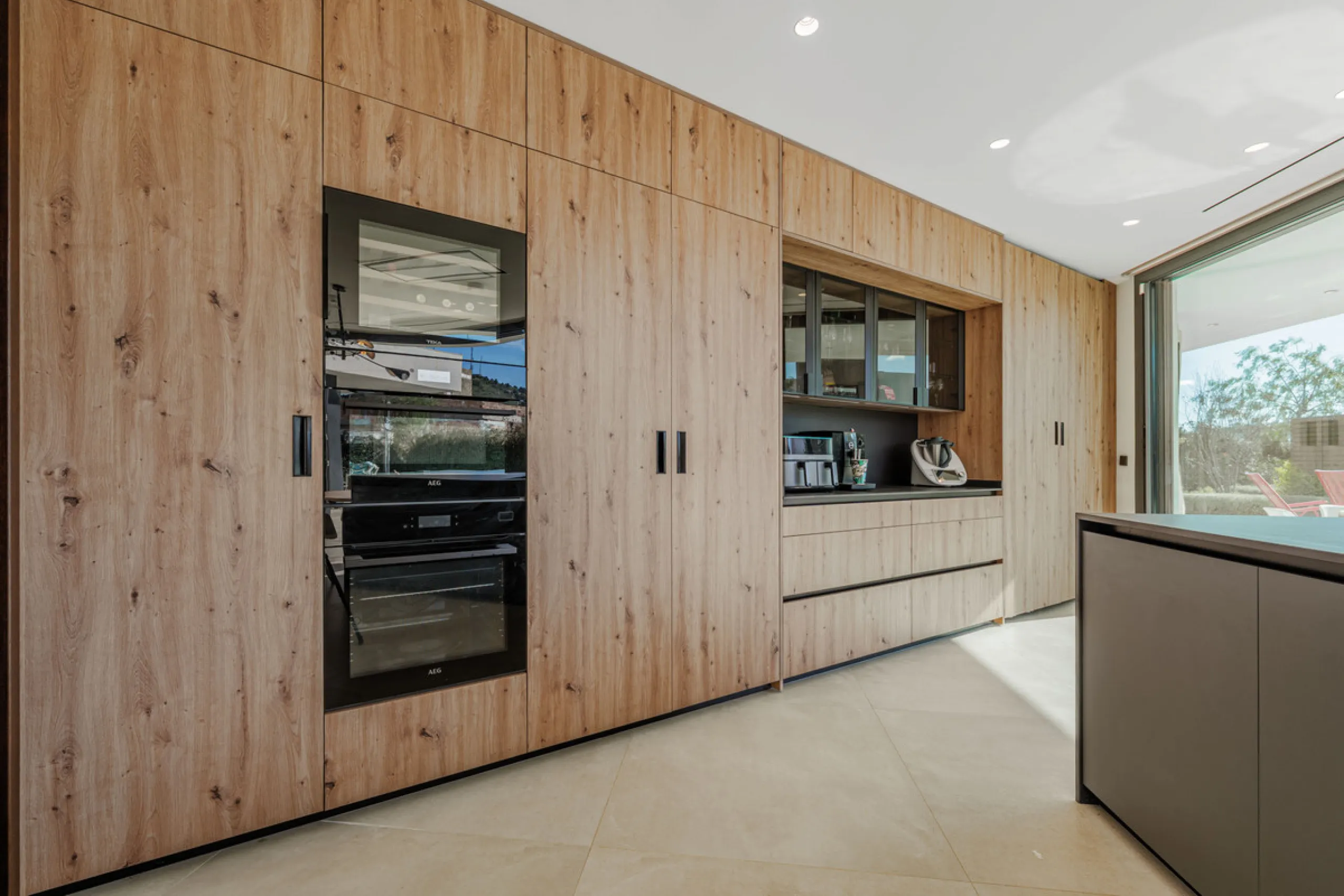 Spectacular contemporary design villa located in East Malaga, boasting sea and mountain views. Built in 2023, it stands out for its modern architecture with clean lines and a carefully planned layout that maximizes natural light. South-facing, it sits on 