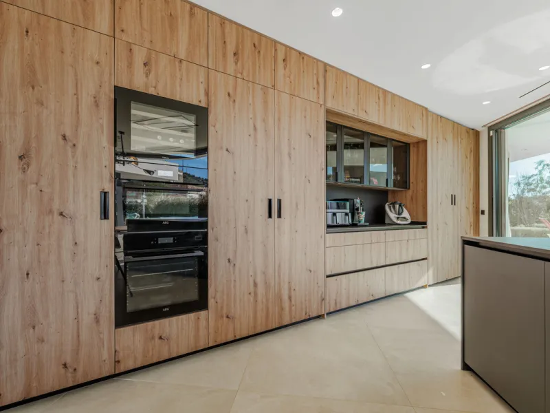 Spectacular contemporary design villa located in East Malaga, boasting sea and mountain views. Built in 2023, it stands out for its modern architecture with clean lines and a carefully planned layout that maximizes natural light. South-facing, it sits on 