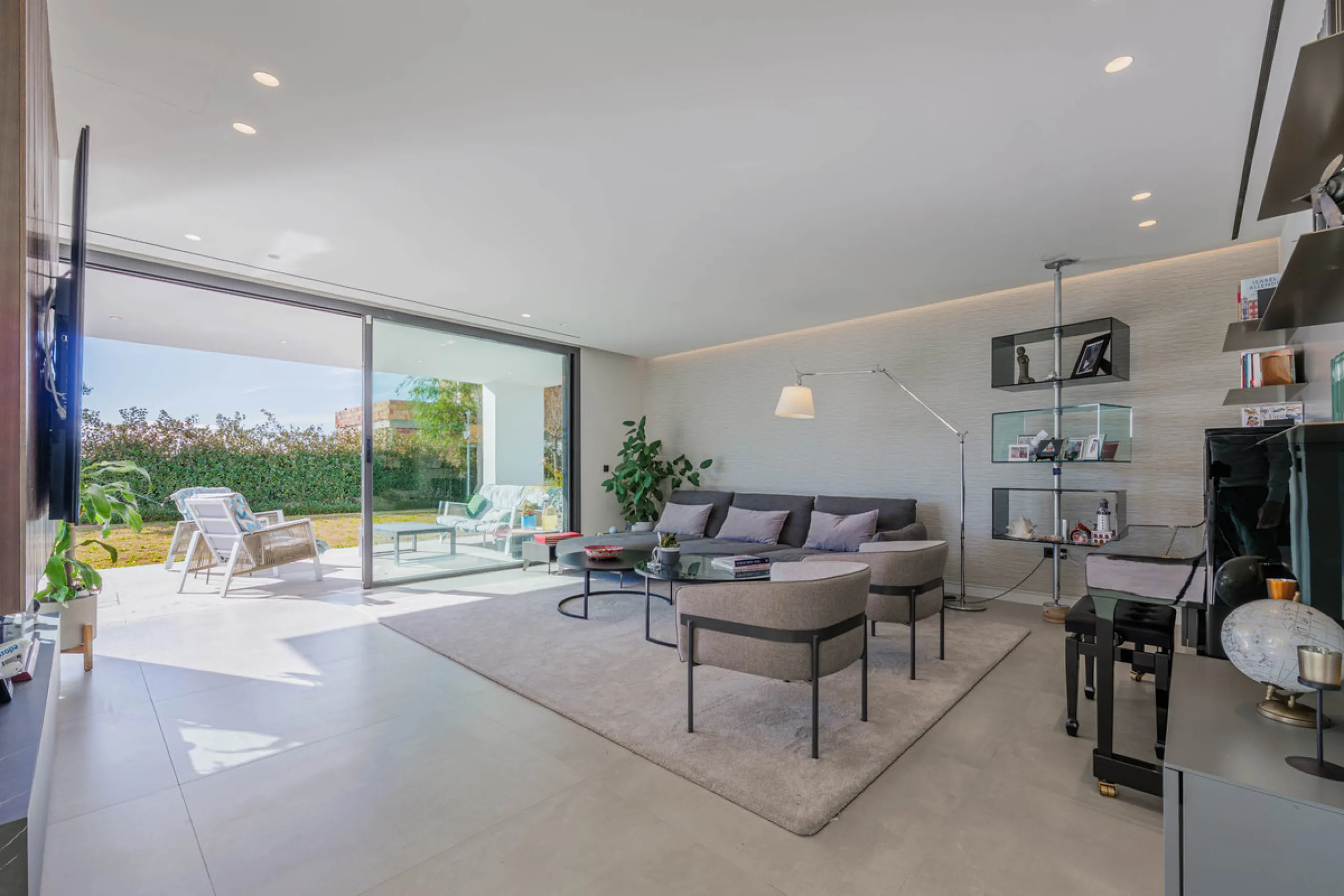 Spectacular contemporary design villa located in East Malaga, boasting sea and mountain views. Built in 2023, it stands out for its modern architecture with clean lines and a carefully planned layout that maximizes natural light. South-facing, it sits on 