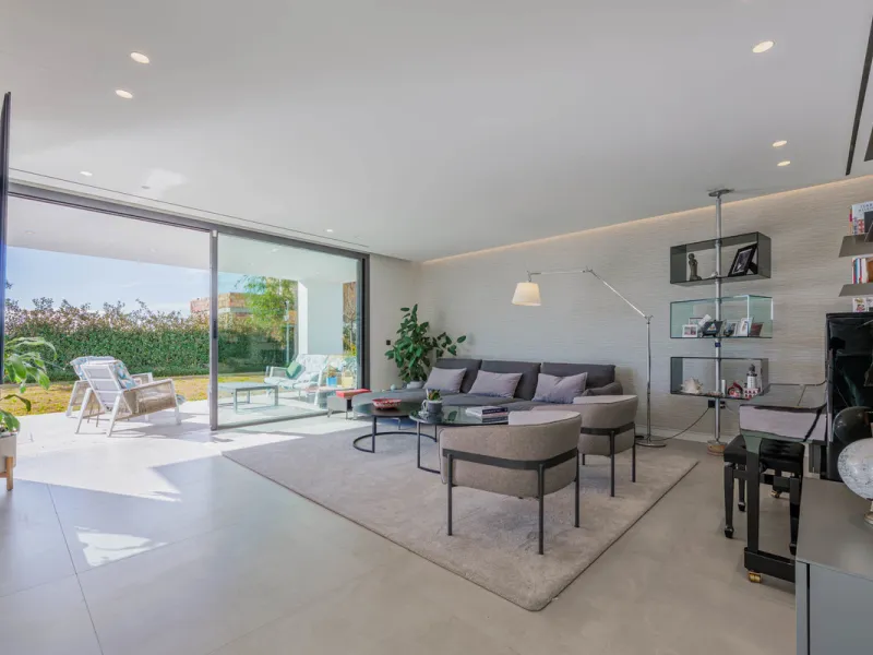 Spectacular contemporary design villa located in East Malaga, boasting sea and mountain views. Built in 2023, it stands out for its modern architecture with clean lines and a carefully planned layout that maximizes natural light. South-facing, it sits on 
