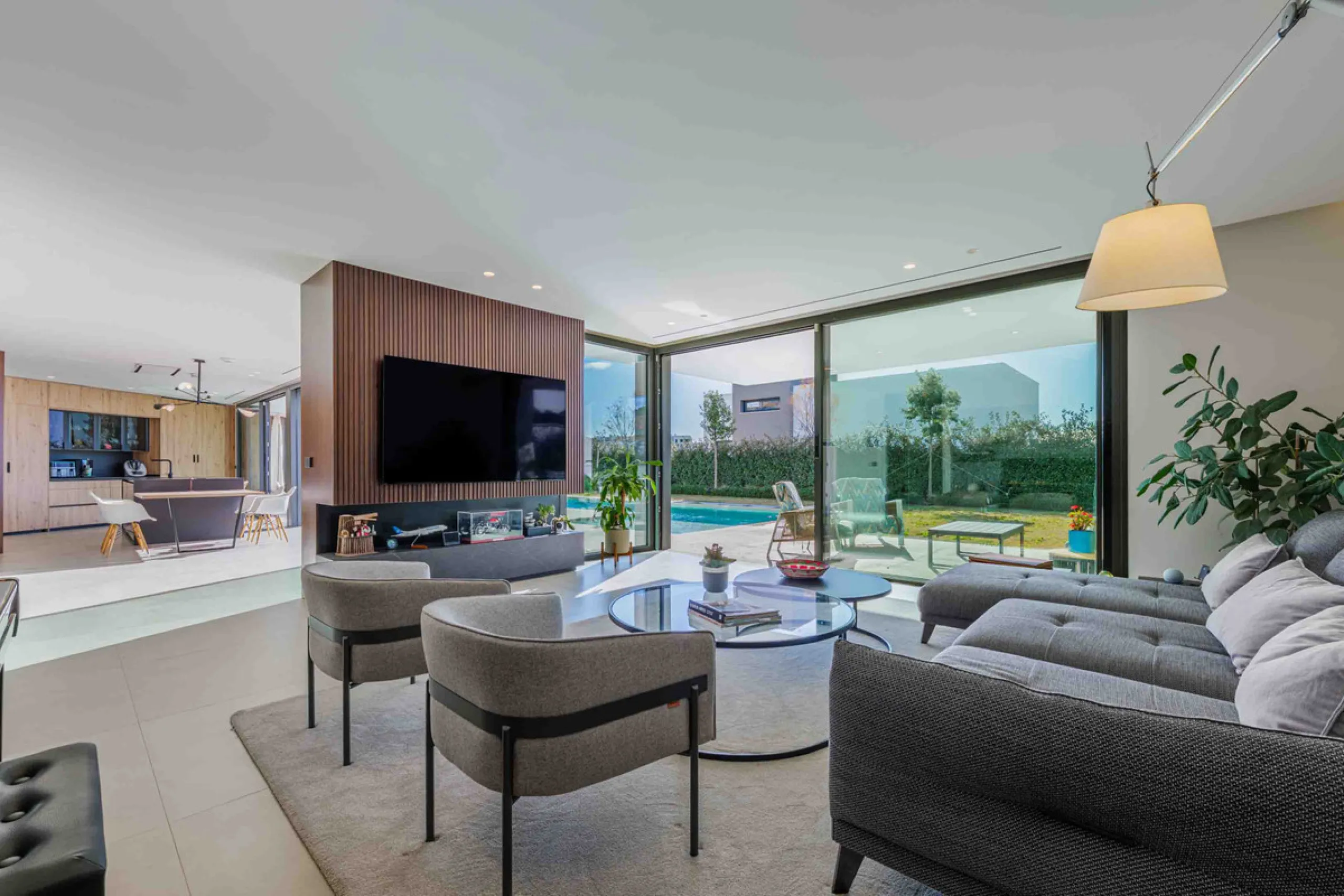 Spectacular contemporary design villa located in East Malaga, boasting sea and mountain views. Built in 2023, it stands out for its modern architecture with clean lines and a carefully planned layout that maximizes natural light. South-facing, it sits on 