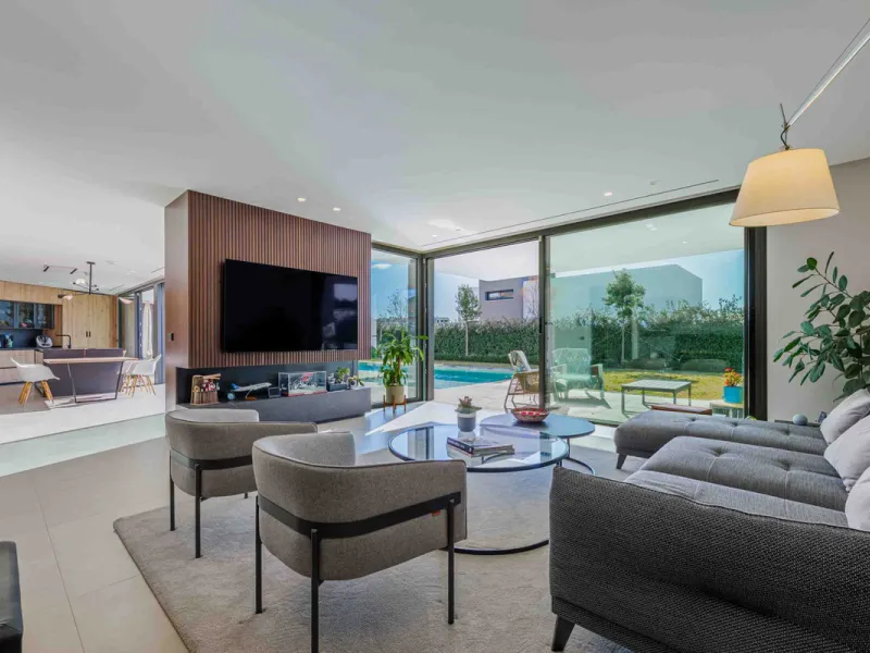 Spectacular contemporary design villa located in East Malaga, boasting sea and mountain views. Built in 2023, it stands out for its modern architecture with clean lines and a carefully planned layout that maximizes natural light. South-facing, it sits on 