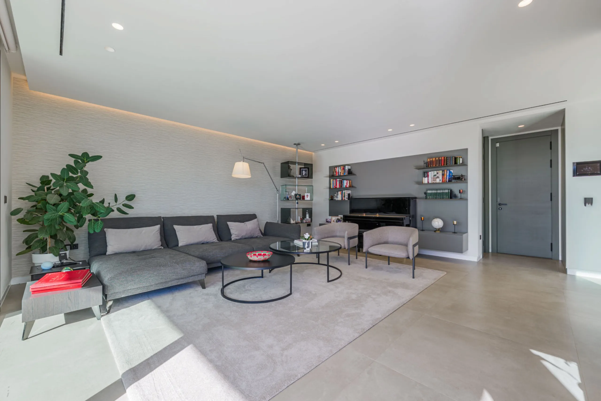 Spectacular contemporary design villa located in East Malaga, boasting sea and mountain views. Built in 2023, it stands out for its modern architecture with clean lines and a carefully planned layout that maximizes natural light. South-facing, it sits on 