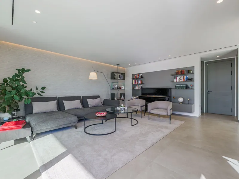 Spectacular contemporary design villa located in East Malaga, boasting sea and mountain views. Built in 2023, it stands out for its modern architecture with clean lines and a carefully planned layout that maximizes natural light. South-facing, it sits on 