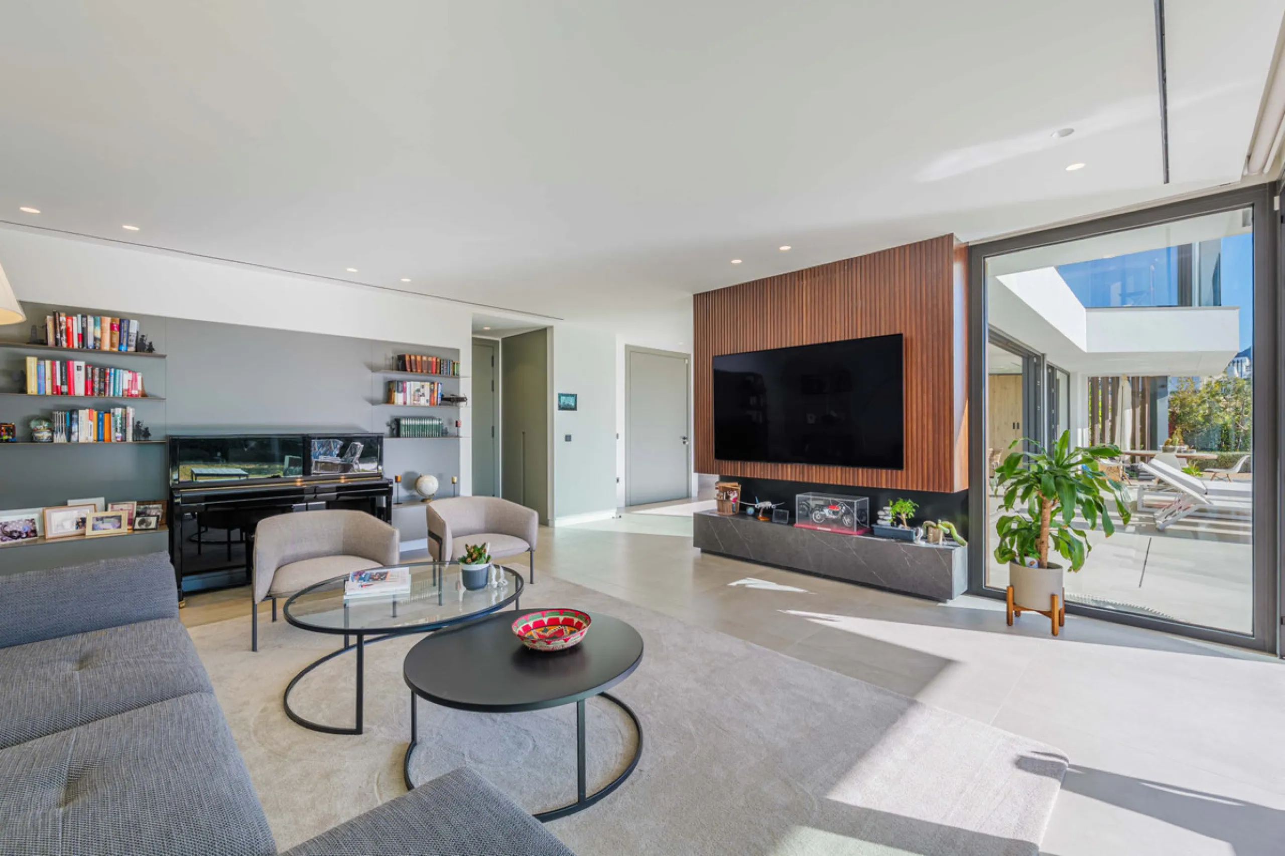 Spectacular contemporary design villa located in East Malaga, boasting sea and mountain views. Built in 2023, it stands out for its modern architecture with clean lines and a carefully planned layout that maximizes natural light. South-facing, it sits on 