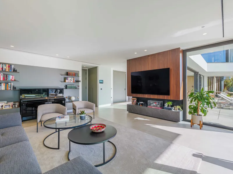 Spectacular contemporary design villa located in East Malaga, boasting sea and mountain views. Built in 2023, it stands out for its modern architecture with clean lines and a carefully planned layout that maximizes natural light. South-facing, it sits on 